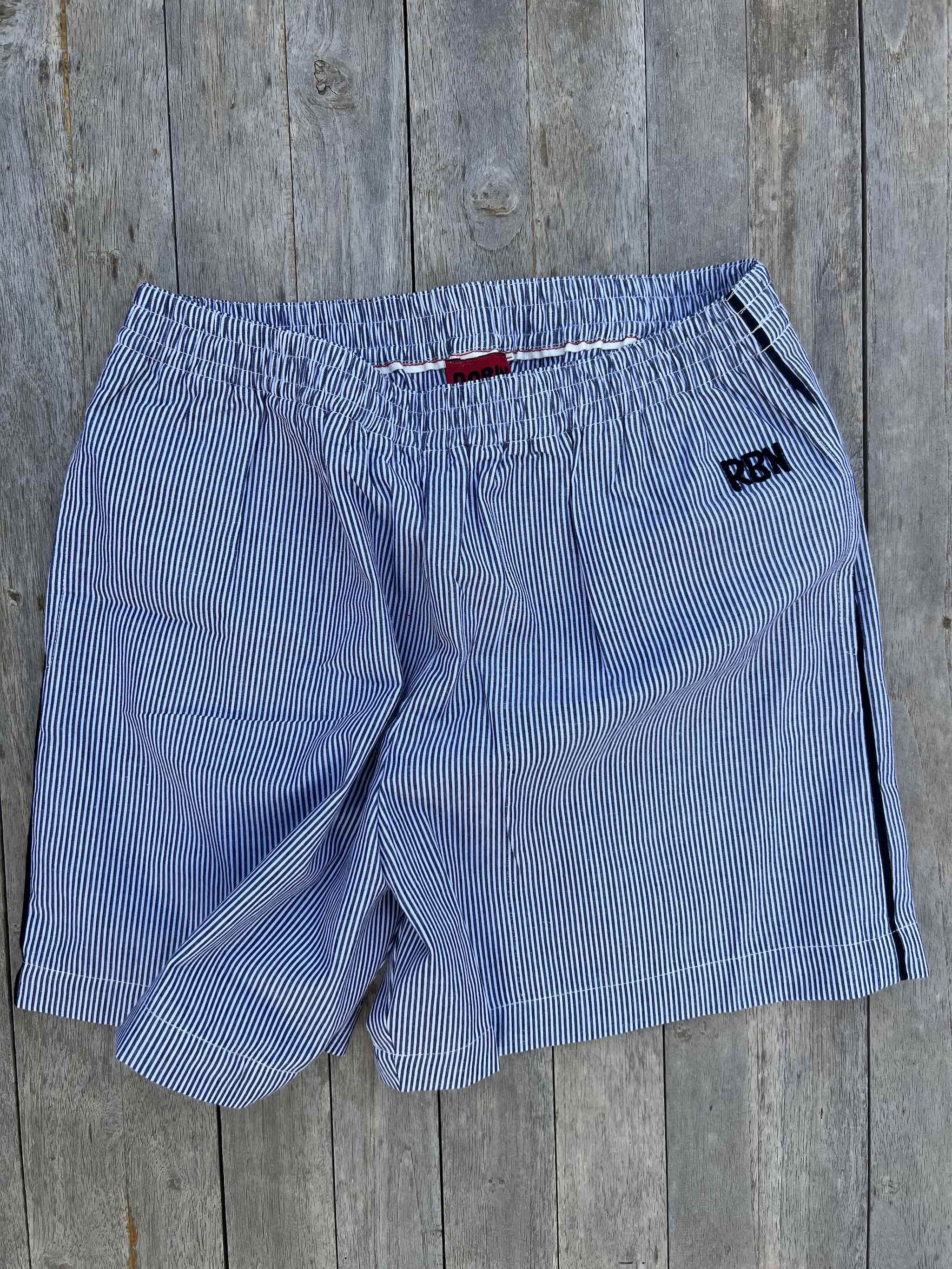 ROBIN SHORTS für Mädchen – Modell „Bondi“ Dunkelblau/Weiß mit Streifen an der Seite
