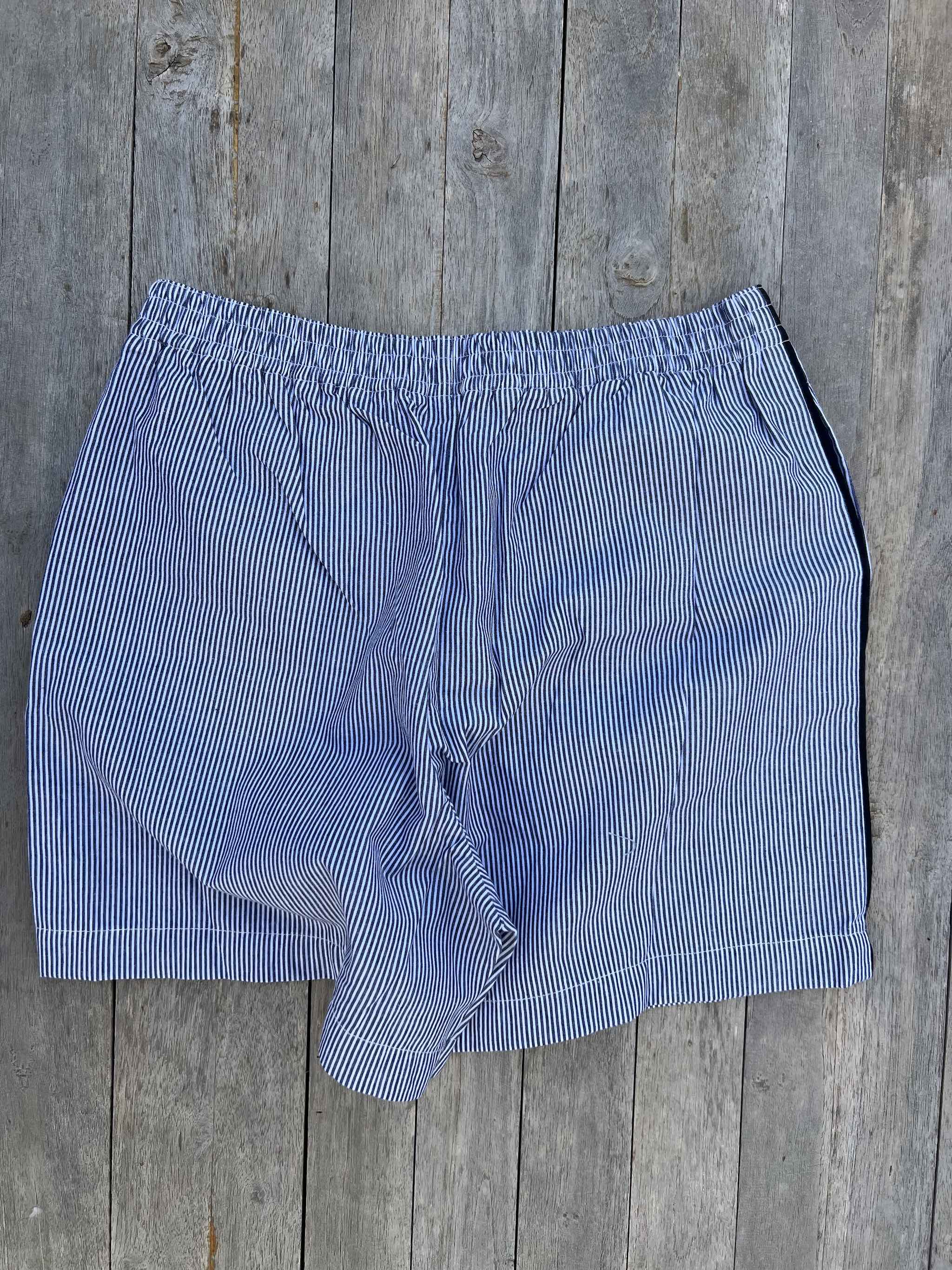 ROBIN SHORTS für Mädchen – Modell „Bondi“ Dunkelblau/Weiß mit Streifen an der Seite-3