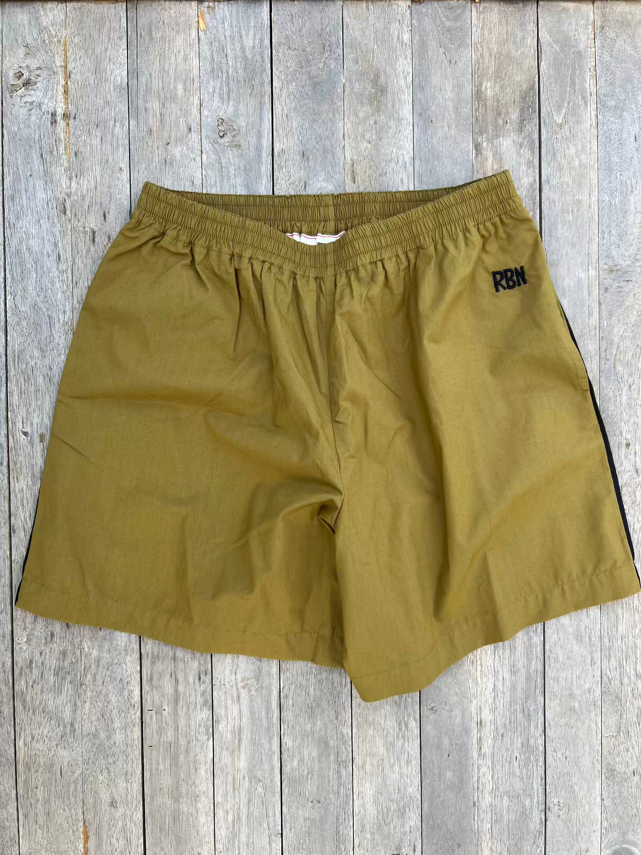 ROBIN SHORTS für Mädchen – Modell „Bondi“ Khaki mit Seitenstreifen-2