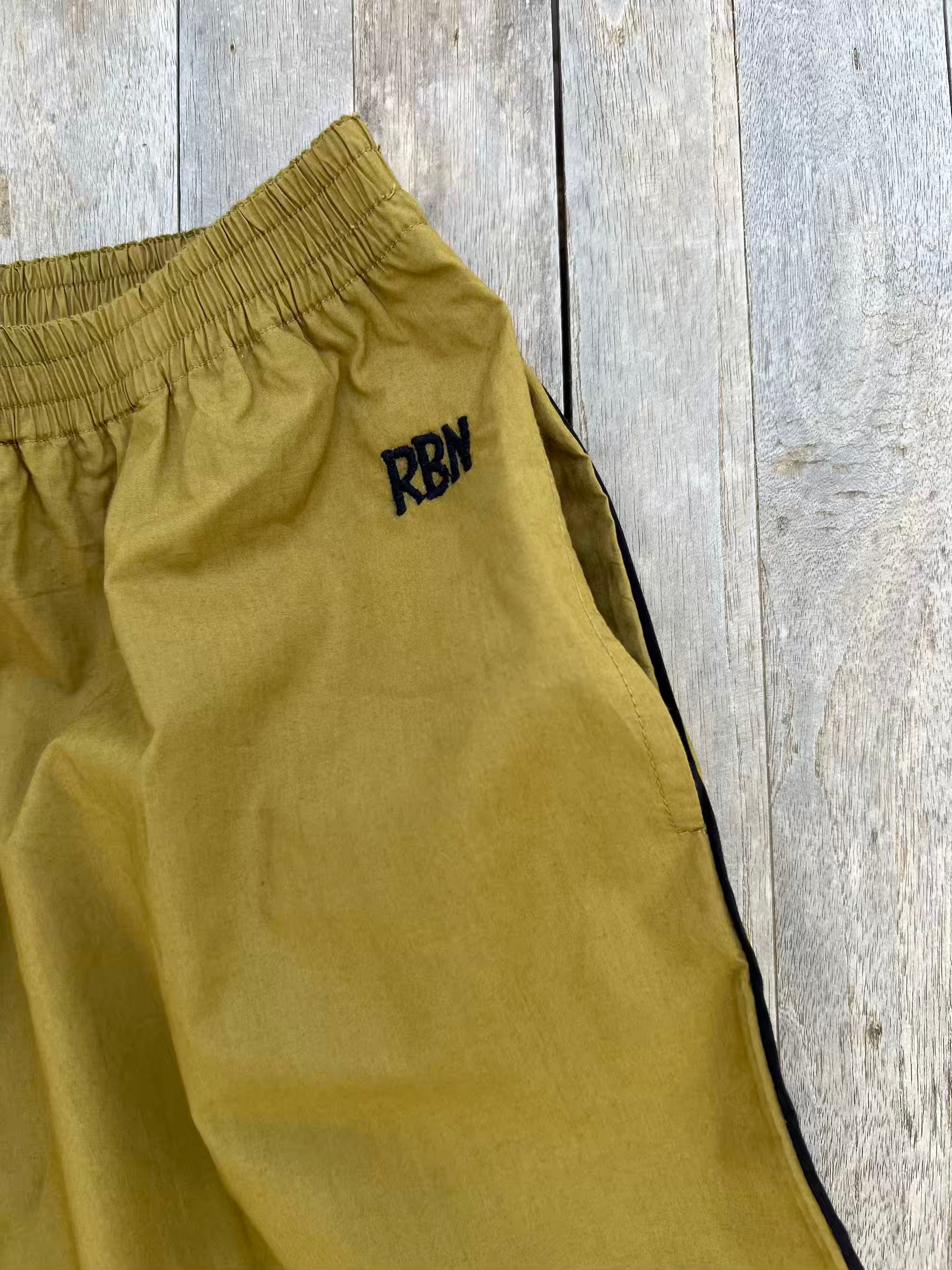 ROBIN SHORTS für Mädchen – Modell „Bondi“ Khaki mit Seitenstreifen-3