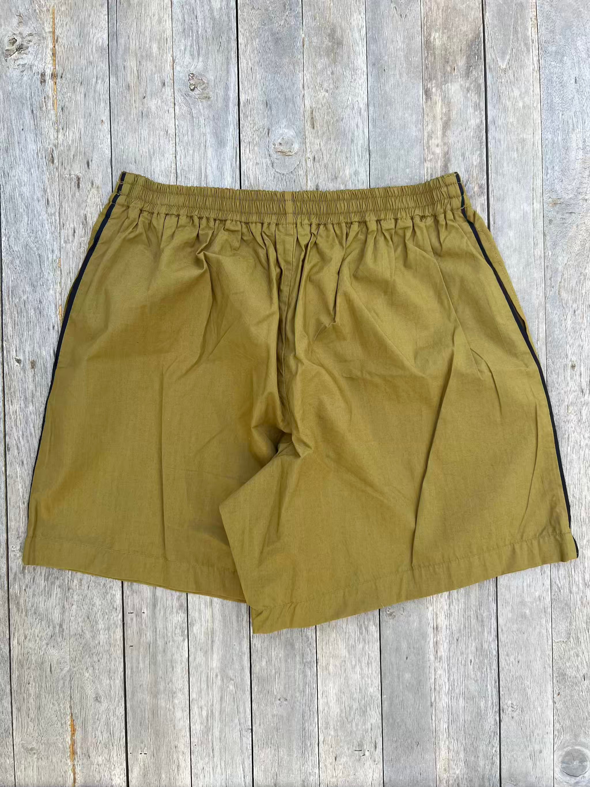ROBIN SHORTS für Mädchen – Modell „Bondi“ Khaki mit Seitenstreifen-4