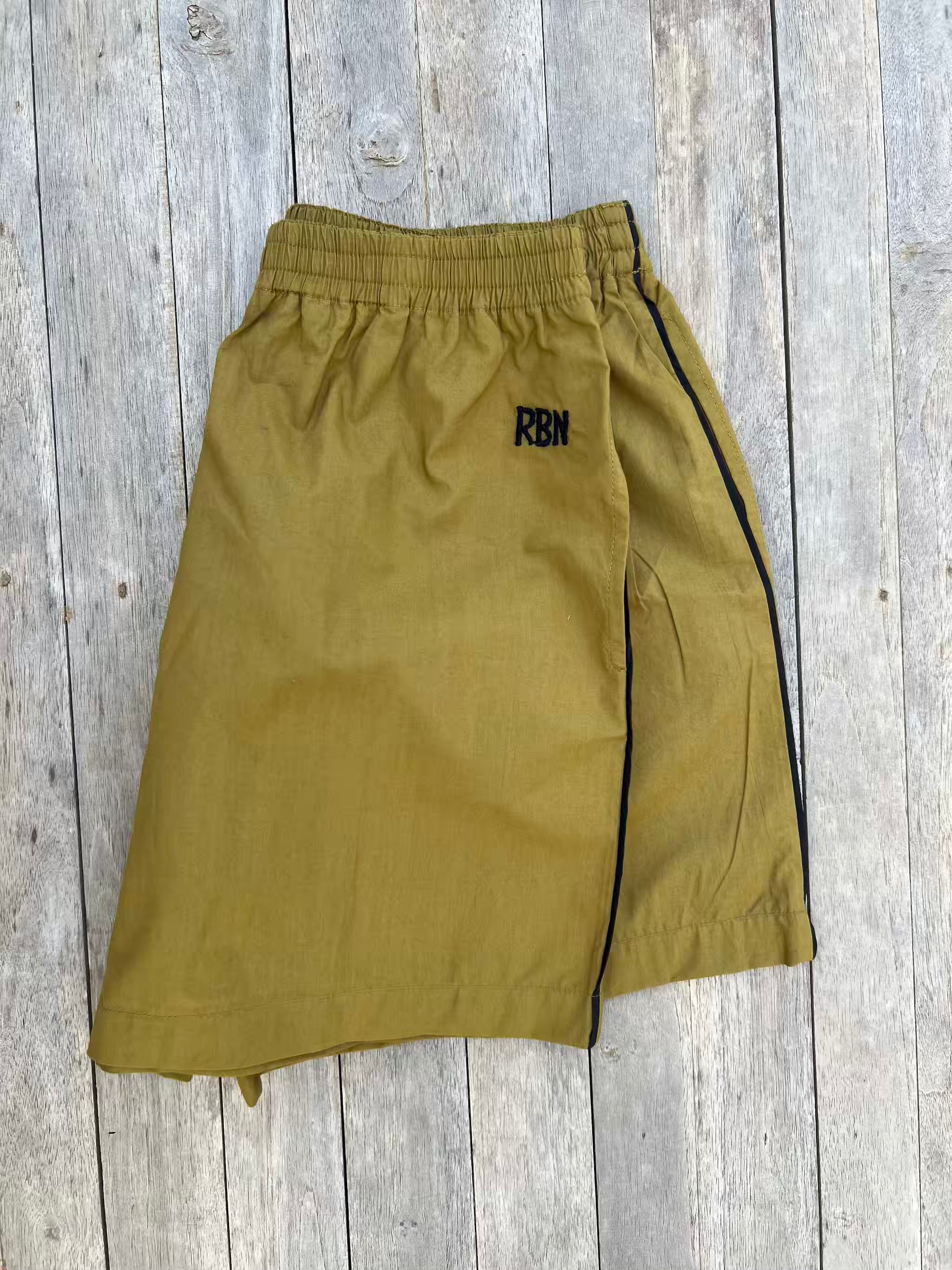 ROBIN SHORTS für Mädchen – Modell „Bondi“ Khaki mit Seitenstreifen